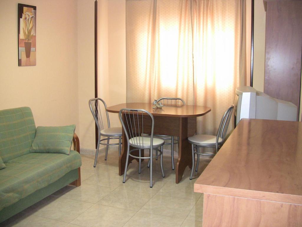 Apartahotel Los Hermanos Ocaña 部屋 写真