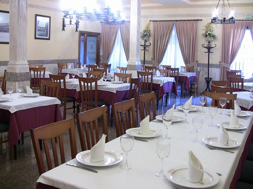 Apartahotel Los Hermanos Ocaña エクステリア 写真
